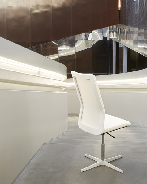 A single white MN1 conference chair on a white Xbase