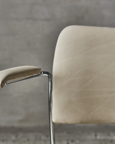 A closeup picture of an armrest of the leather-upholstered 40/4 swivel chair