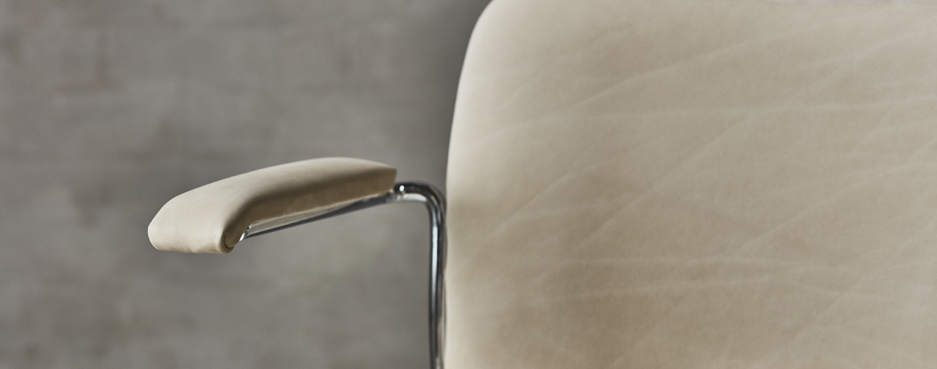 A closeup picture of an armrest of the leather-upholstered 40/4 swivel chair