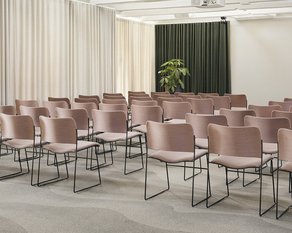 A reference image of pink-upholstered 40/4 chairs at Jeudan