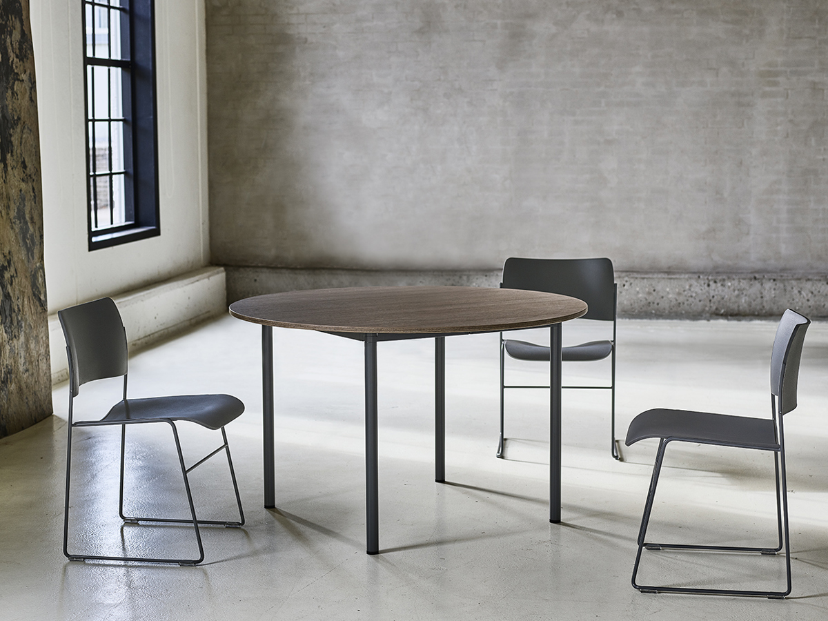 An installation image with a round Simpla table and three 40/4 chairs around it