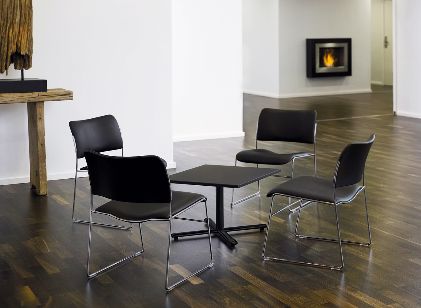 The original 40/4 lounge chair | HOWE Moving Design